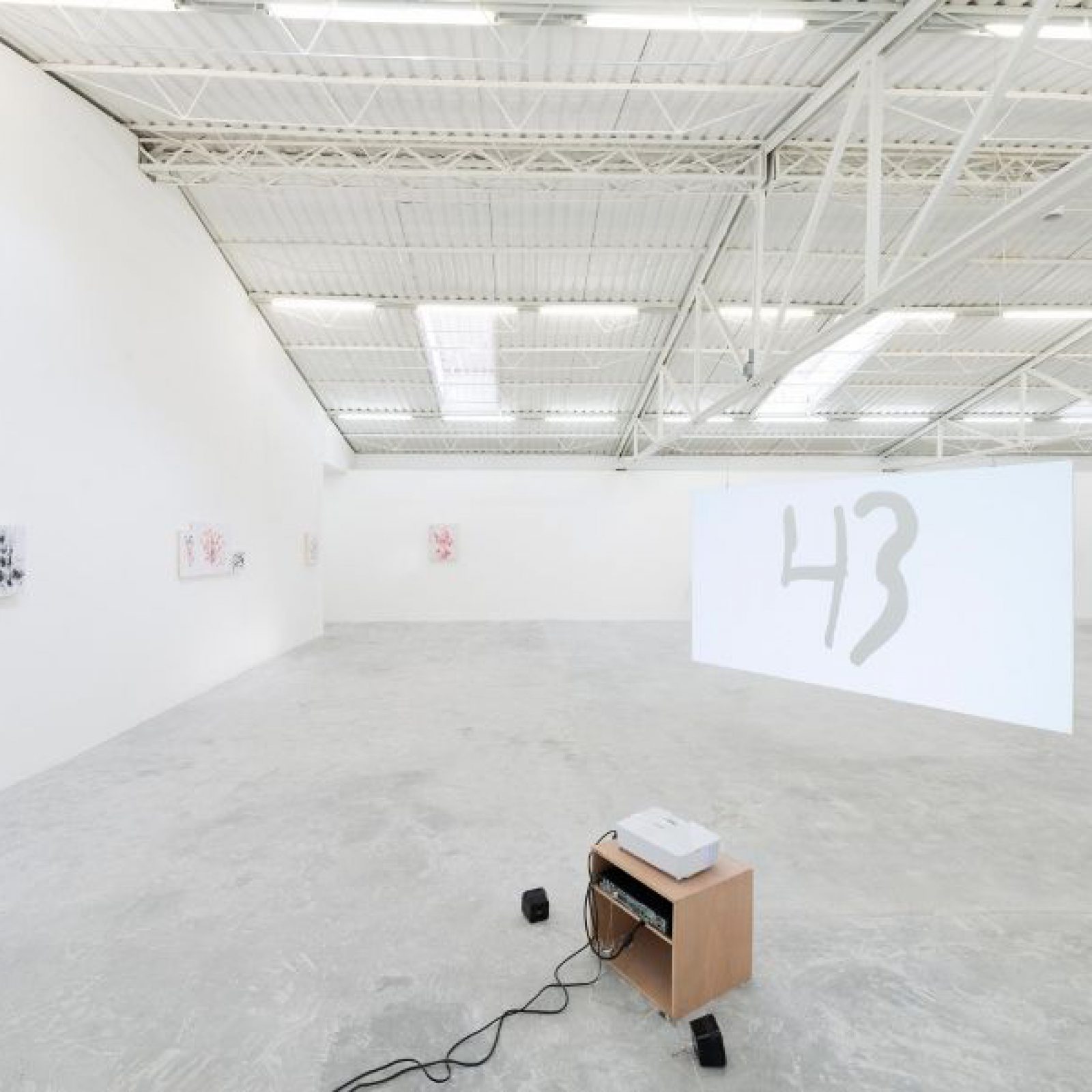 Vista de la exposición "Doble Fondo", de Tercerunquinto en PROYECTOSMONCLOVA, Ciudad de México, 2017. Cortesía de la galería