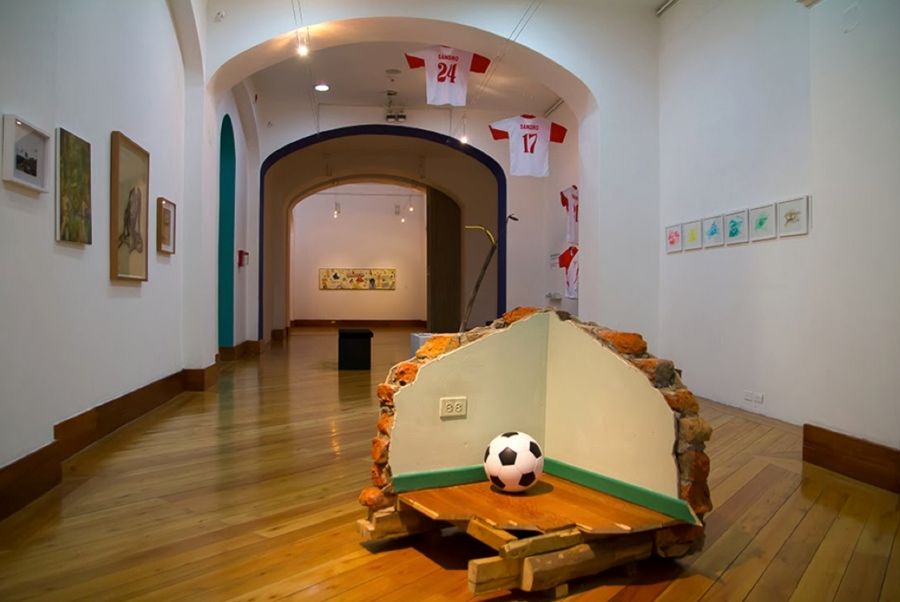 Santiago Reyes, Imitation of life 2, Football Story, 2013, instalación en la exposición “(Ya no) es mágico el mundo”, CAC, Quito, 2013