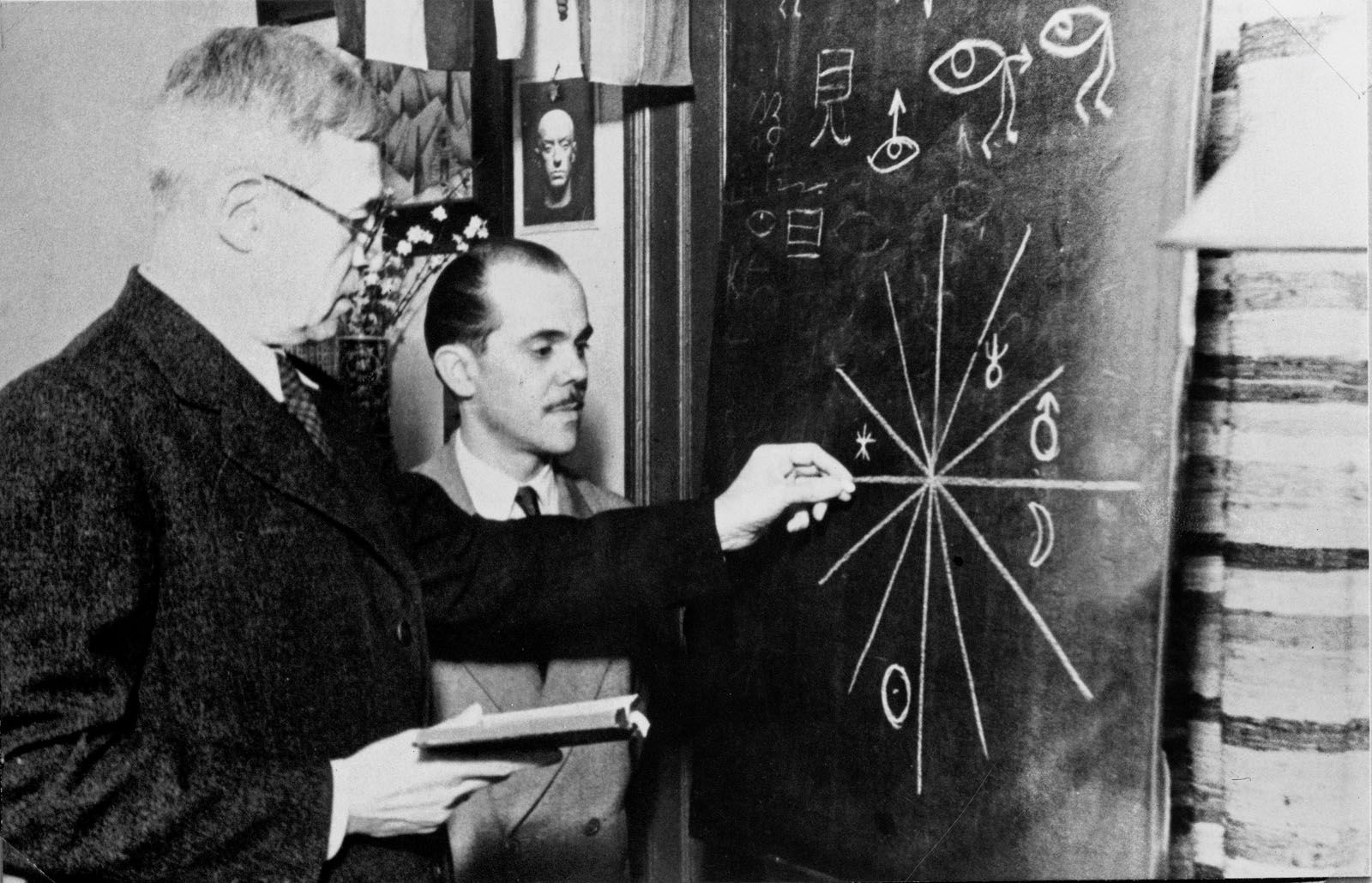 Xul Solar preparando una carta astrológica con el periodista Carlos Marín, 1950, fotografía. Coección Museo Xul Solar