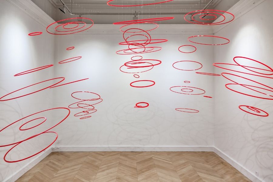 Elias Crespin, Circular inception, 2016. Plexiglas (9 Circuconcéntricos de 60 cm ø c/u), instalación 2,5 x 2,5 m. Cortesía del artista