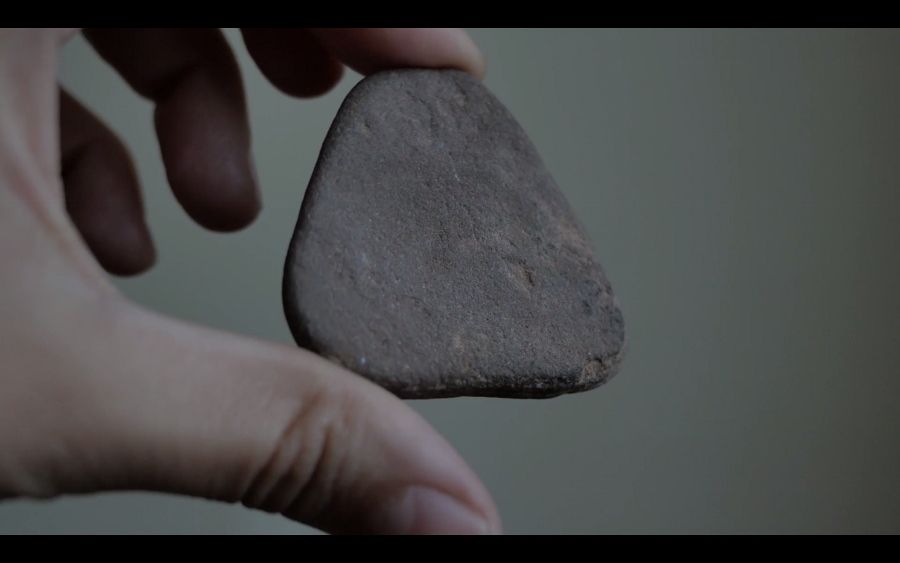 Constanza Alarcón Tennen, Geological Resistance, 2016, still de video, 9:35 min. Cortesía de la artista
