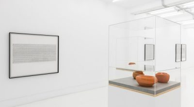 Vista de la exposición "Dos Islas Vecinas", de José Vera Matos, en la galería Casado Santapau, Madrid, 2017. Foto cortesía del artista y de la galería
