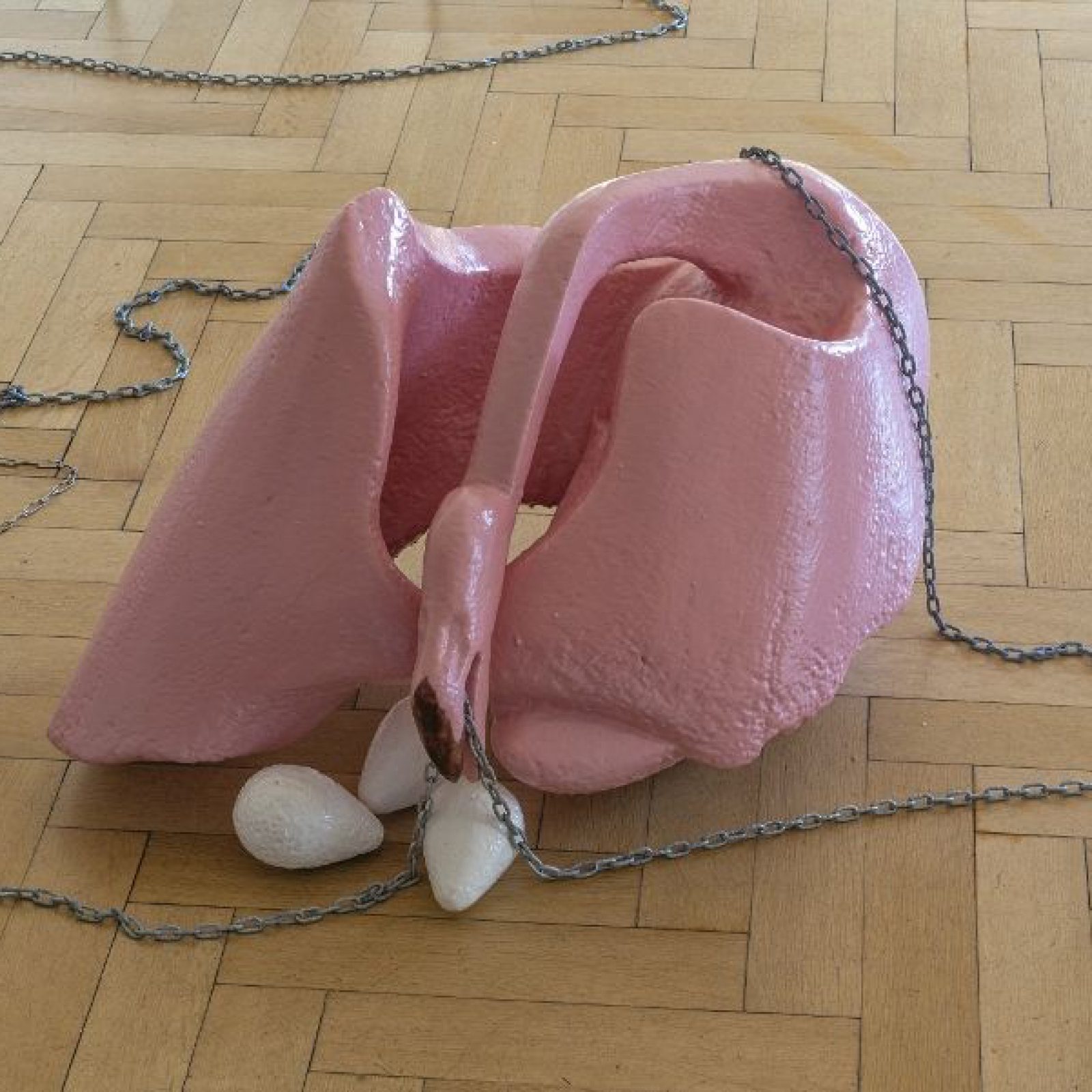 Vista de la exposición Two Flamingos Copulating on a Tin Roof, de Naufus Ramírez-Figueroa, en Museum Haus Esters, Krefeld, Alemania, 2017. Cortesía: Museum Haus Esters
