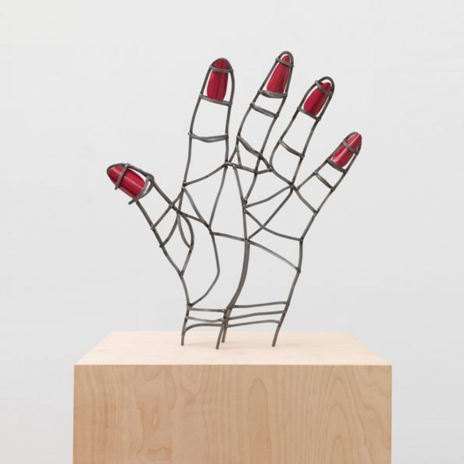 Teresa Burga, Mano mal dibujada, 2015, acero y barniz, 42 x 36 x 8.5 cm. Cortesía de la artista y Galerie Barbara Thumm, Berlín