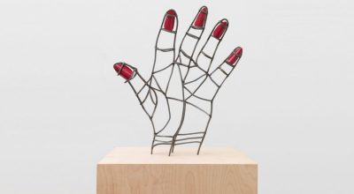 Teresa Burga, Mano mal dibujada, 2015, acero y barniz, 42 x 36 x 8.5 cm. Cortesía de la artista y Galerie Barbara Thumm, Berlín