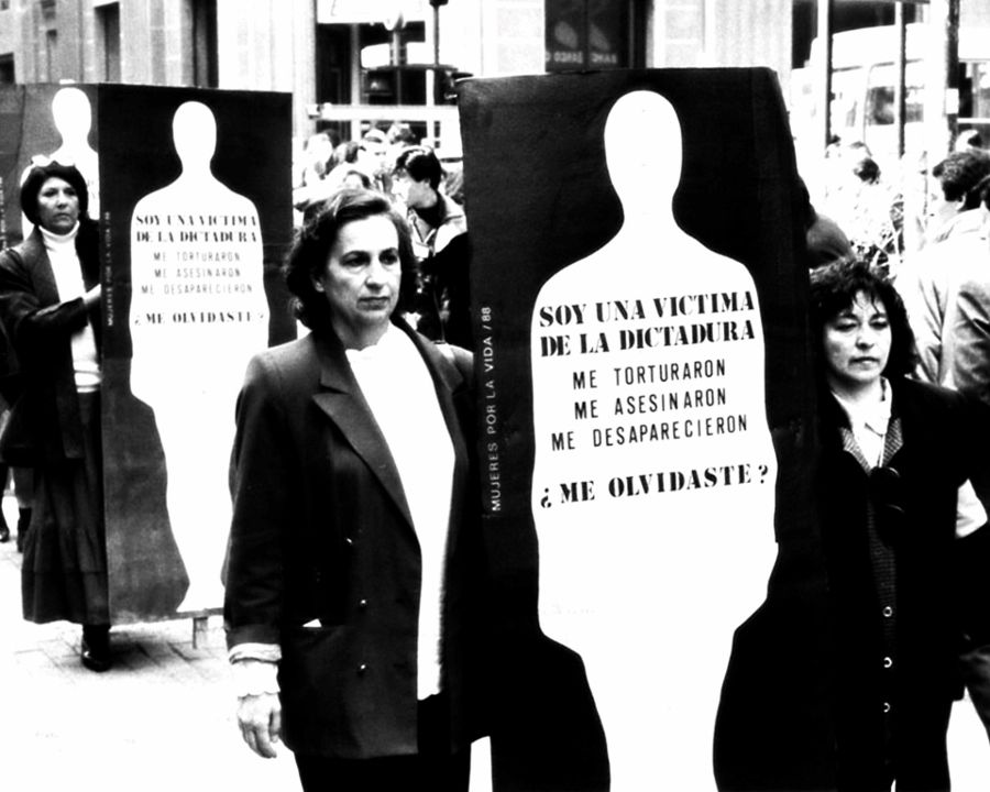 Exposición "Mujeres Chile", en el Museo de la Memoria y los Derechos Humanos, Santiago de Chile, 2017. Colección Museo Histórico Nacional. Cortesía: MMDDHH