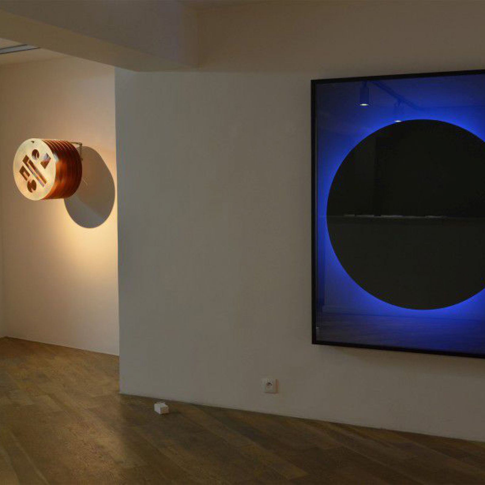 Exposición "Tout ce qui est droit ment" Javier Toro Blum/Benjamín Ossa Cortesía: Galería Sobering, Francia, París.