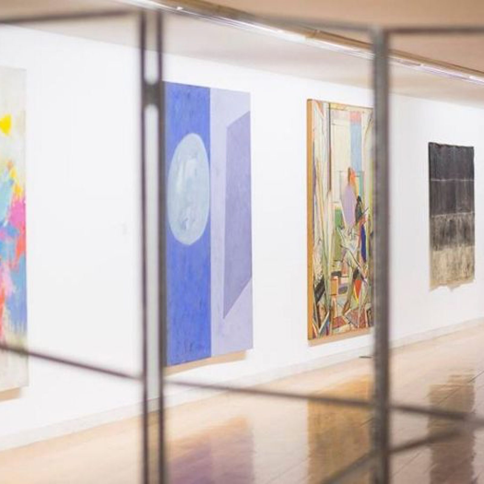 Vista de "Exposiciones Críticas. Discursos Críticos en el Arte Español, 1975-1995", en el Centro Galego de Arte Contemporánea de Santiago de Compostela, España, 2017. Foto: Per Rueda