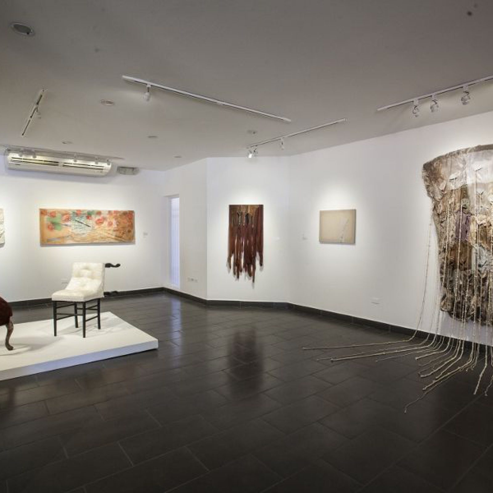 Vista de la exposición "Equilibrio y Colapso", de Patricia Belli, en el Centro Arte de la Fundación Ortiz-Gurdián, Managua, 2017. Cortesía: Centro Arte de la Fundación Ortiz-Gurdián