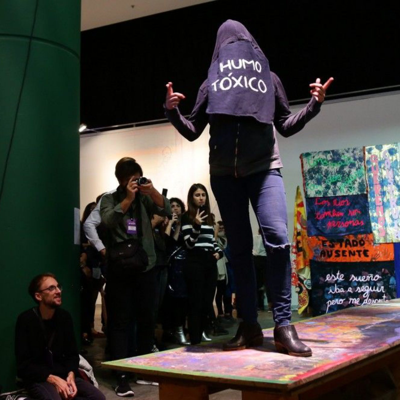Performance de Belleza y Felicidad Fiorito (Fernanda Laguna e Isolina Silva) para la feria arteBA 2017. Sección Dixit. Foto cortesía de arteBA