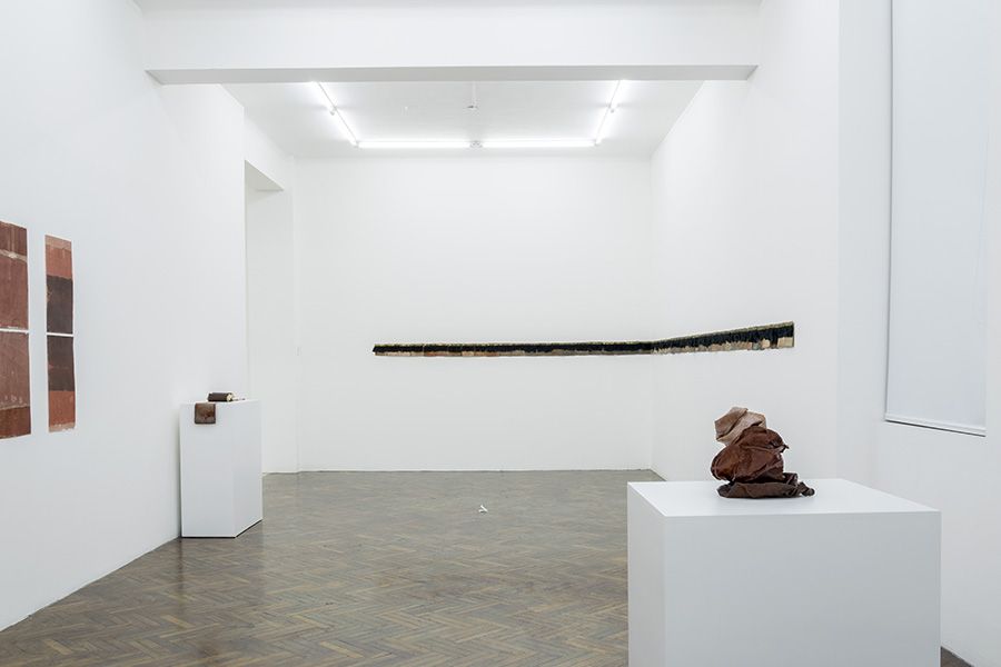 Vista de la exposición Distorsiones e Imperfecciones de Sandra Monterroso en The 9.99 Gallery, Ciudad de Guatemala. Foto: cortesía de la galería.