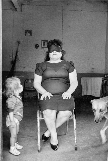 Graciela Iturbide, Doña Guadalupe, Juchitan, Oaxaca, 1989, 40 x 50 cm. Cortesía: Cecilia Brunson Projects Chile Graciela Iturbide, Doña Guadalupe, Juchitan, Oaxaca, 1989, 40 x 50 cm. Cortesía: Cecilia Brunson Projects Chile