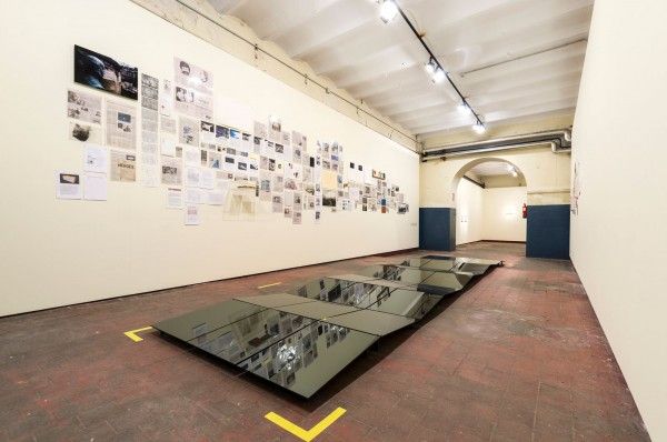 Vista de la exposición "Lo invisible", de Rosell Meseguer, en La Fragua. Tabacalera, Madrid, 2015. Cortesía: Tabacalera Promoción del Arte