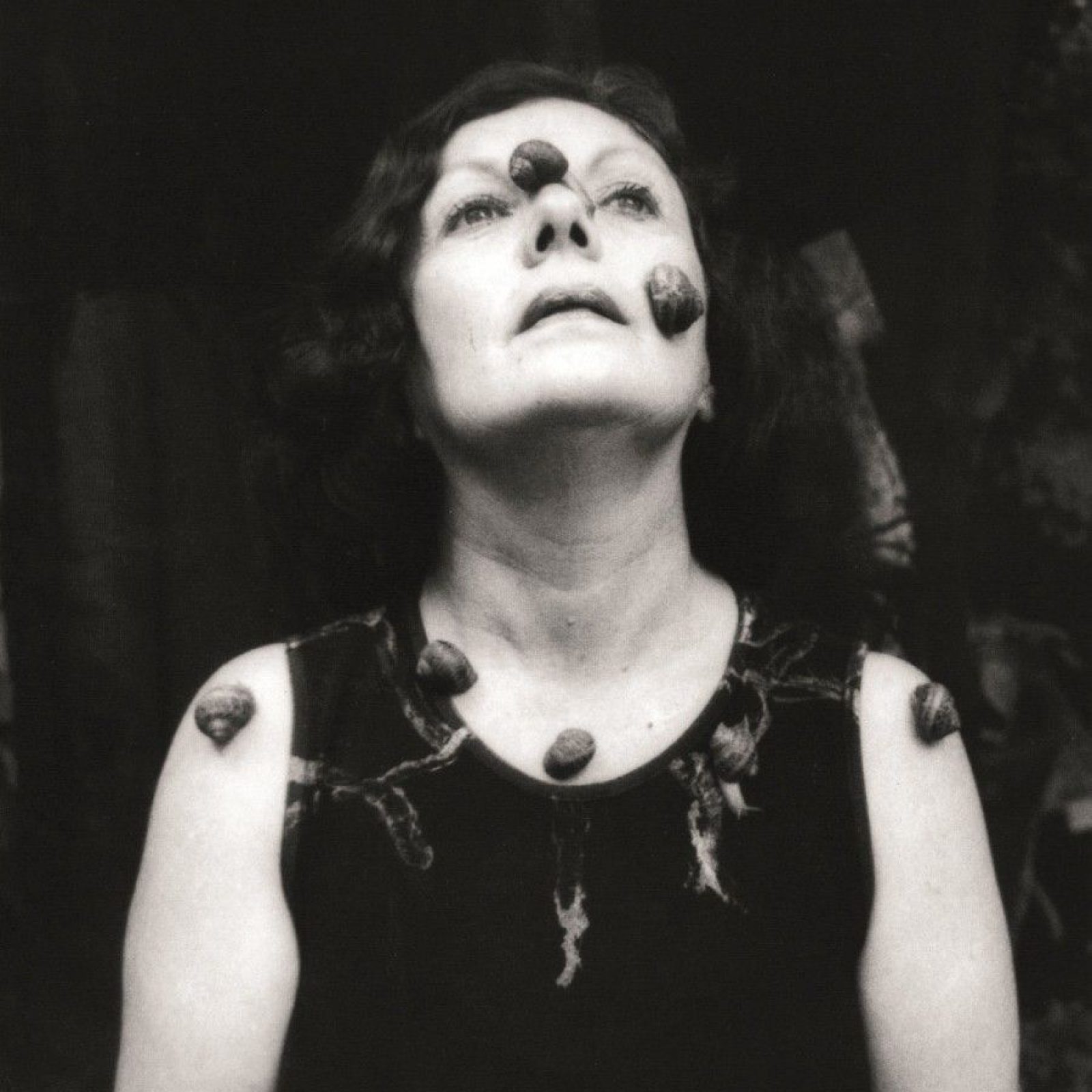 Graciela Iturbide, Autorretrato, 1993, 40 x 40 cm. Cortesía: Cecilia Brunson Projects Chile