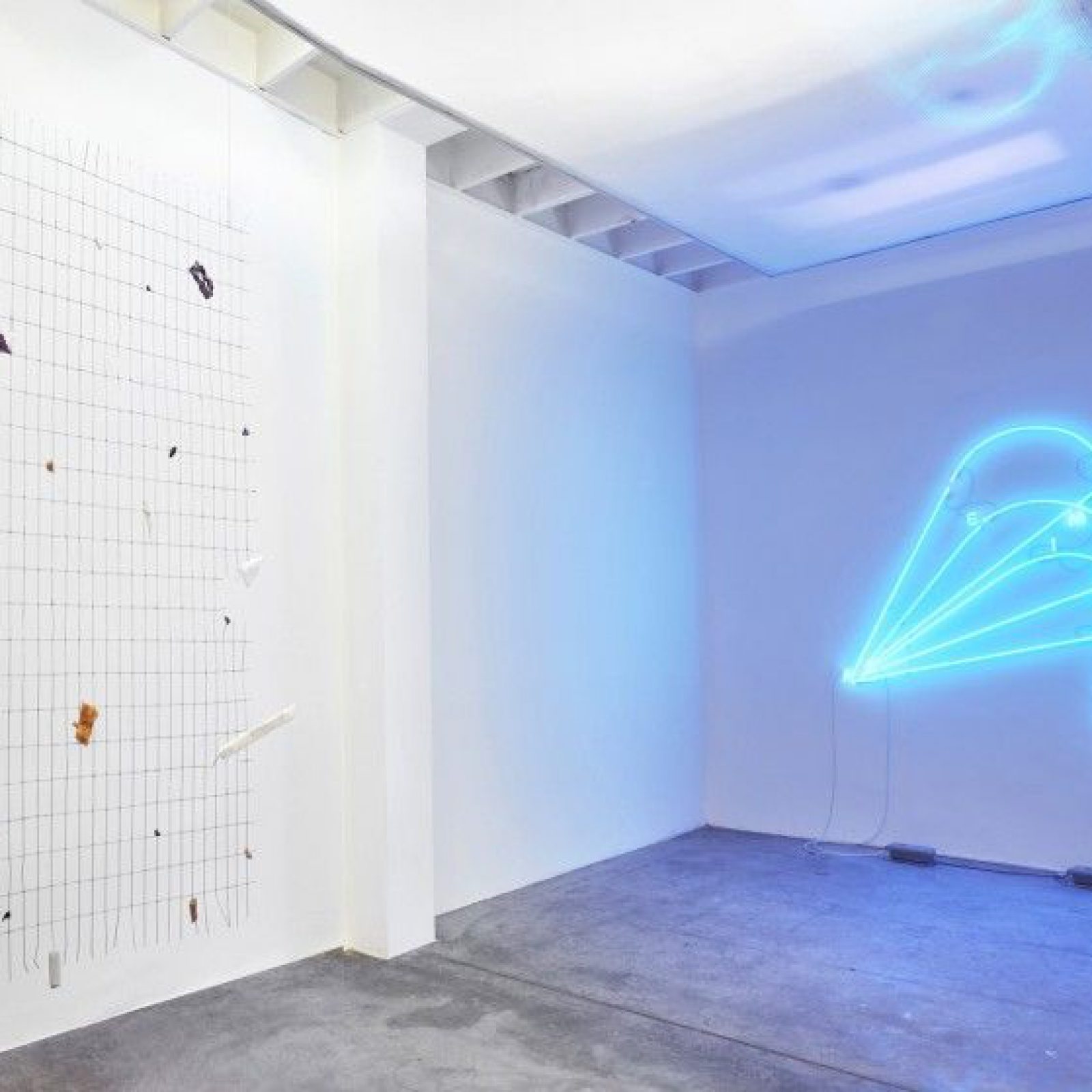 Vista de la exposición "Super Nova", en galería Revólver, Lima, 2017. Foto cortesía de la galería