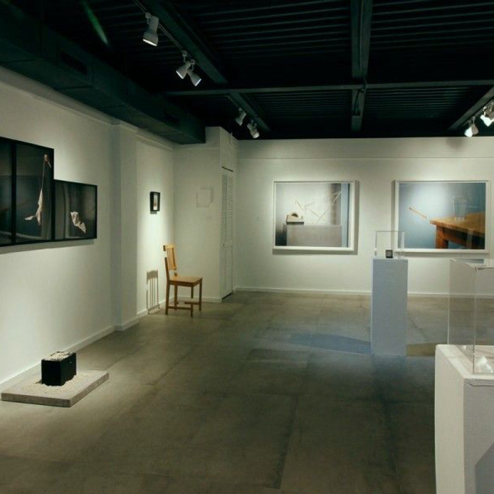 Vista de la exposición El objeto y la imagen (esto tampoco es una silla), curada por el colectivo Aluna en Concrete Space Projects, Doral, Miami. Foto: cortesía de la galería.