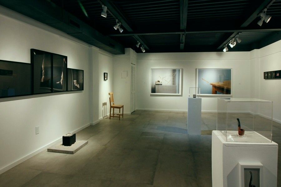 Vista de la exposición El objeto y la imagen (esto tampoco es una silla), curada por el colectivo Aluna en Concrete Space Projects, Doral, Miami. Foto: cortesía de la galería.