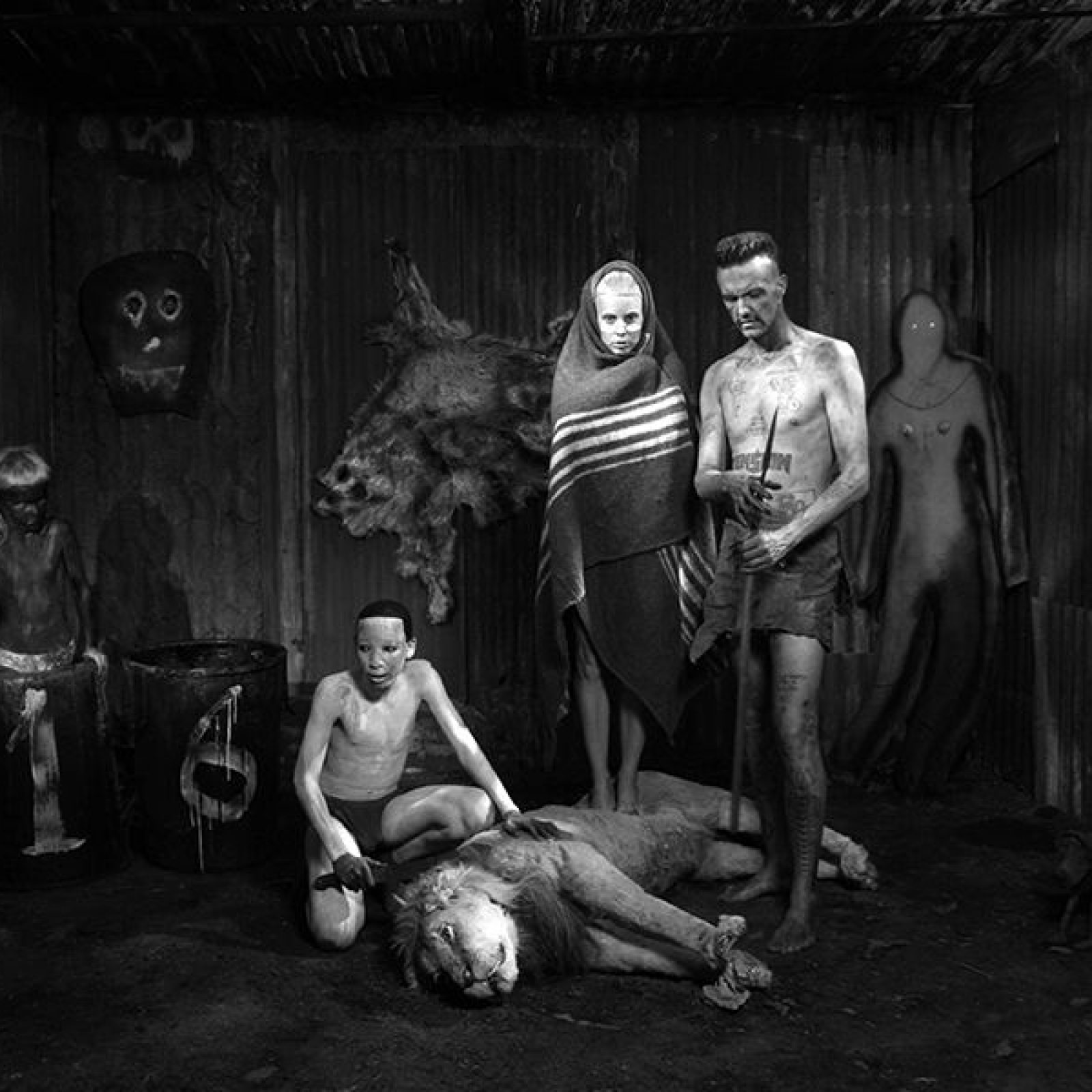 Assault (2012) de Roger Ballen, parte de su primera exposición en Chile, en Matucana 100, Santiago. Foto: cortesía Matucana 100.