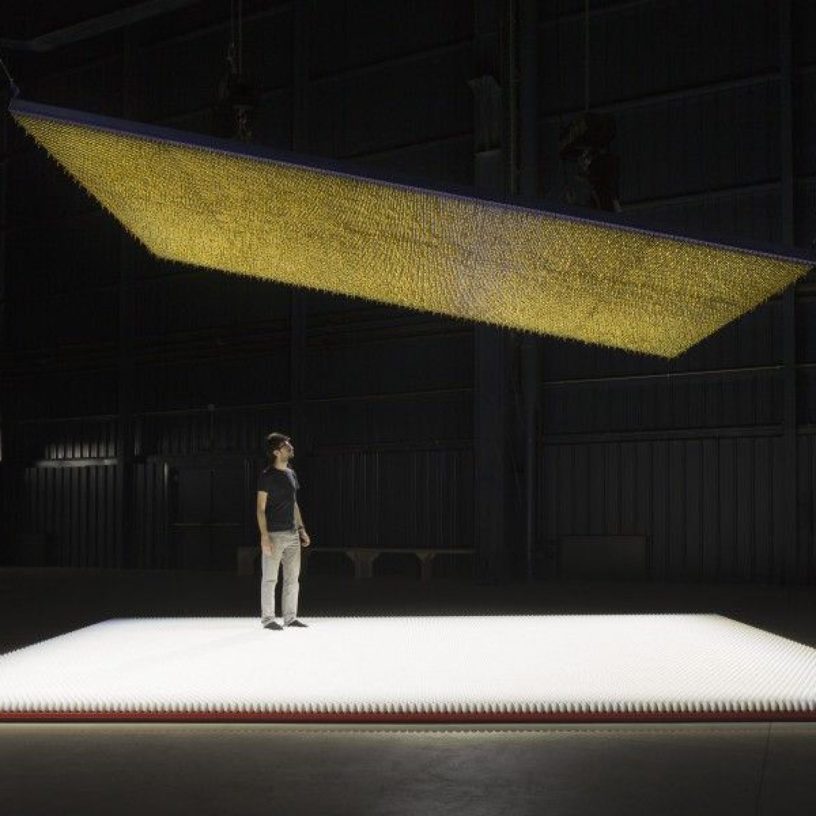Cildo Meireles, Amerikkka, 1991/2013 40.000 balas y 20.000 huevos blancos de madera. Cortesía: Galerie Lelong (Nueva York/París). Vista de la instalación en la Fondazione HangarBicocca, 2014. Foto: Agostino Osio. Cortesía: Fondazione HangarBicocca, Milán; Cildo Meireles