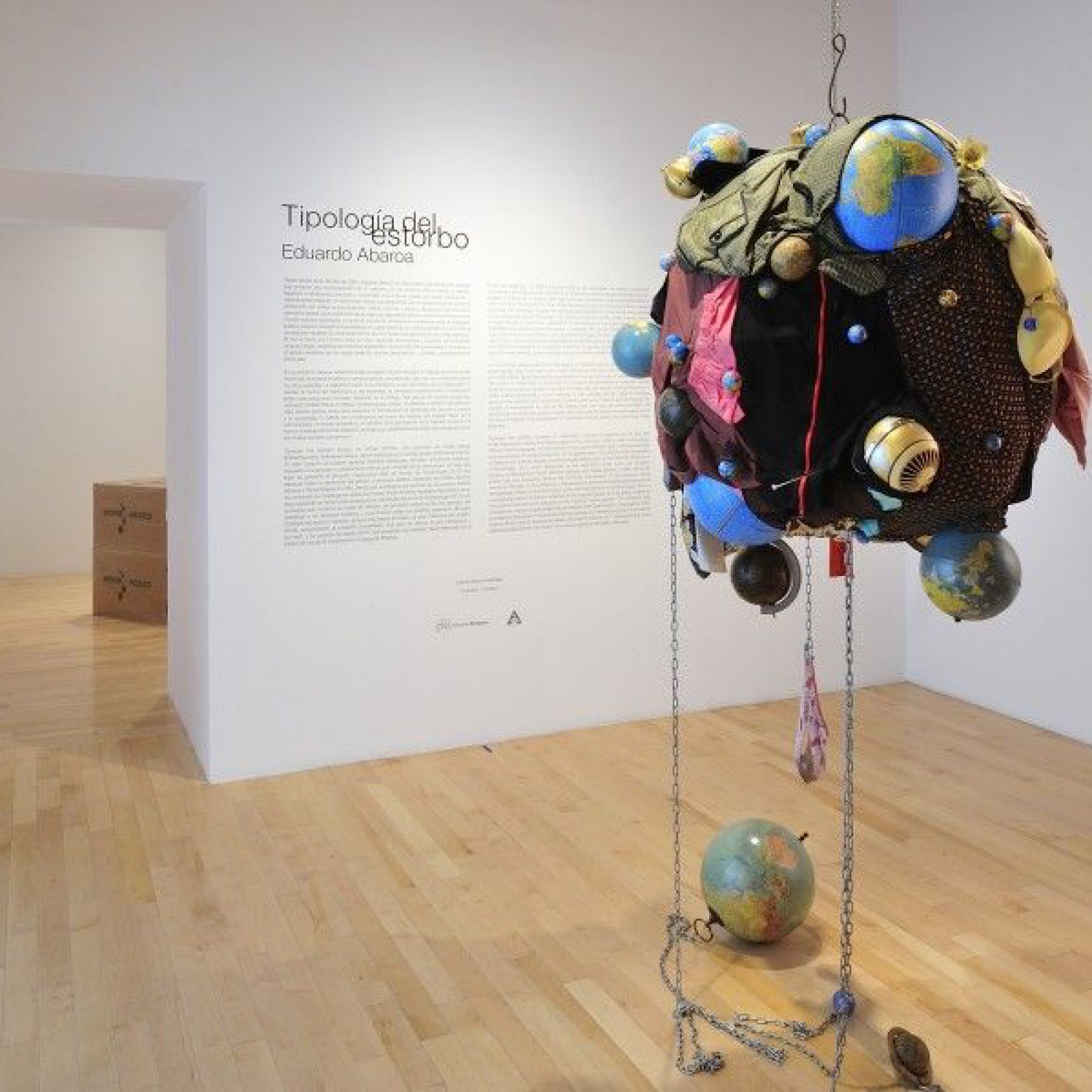 Vista de la exposición Tipología del estorbo del artista Eduardo Abaroa, en el Museo Amparo, Puebla, México. Foto: cortesía del museo.