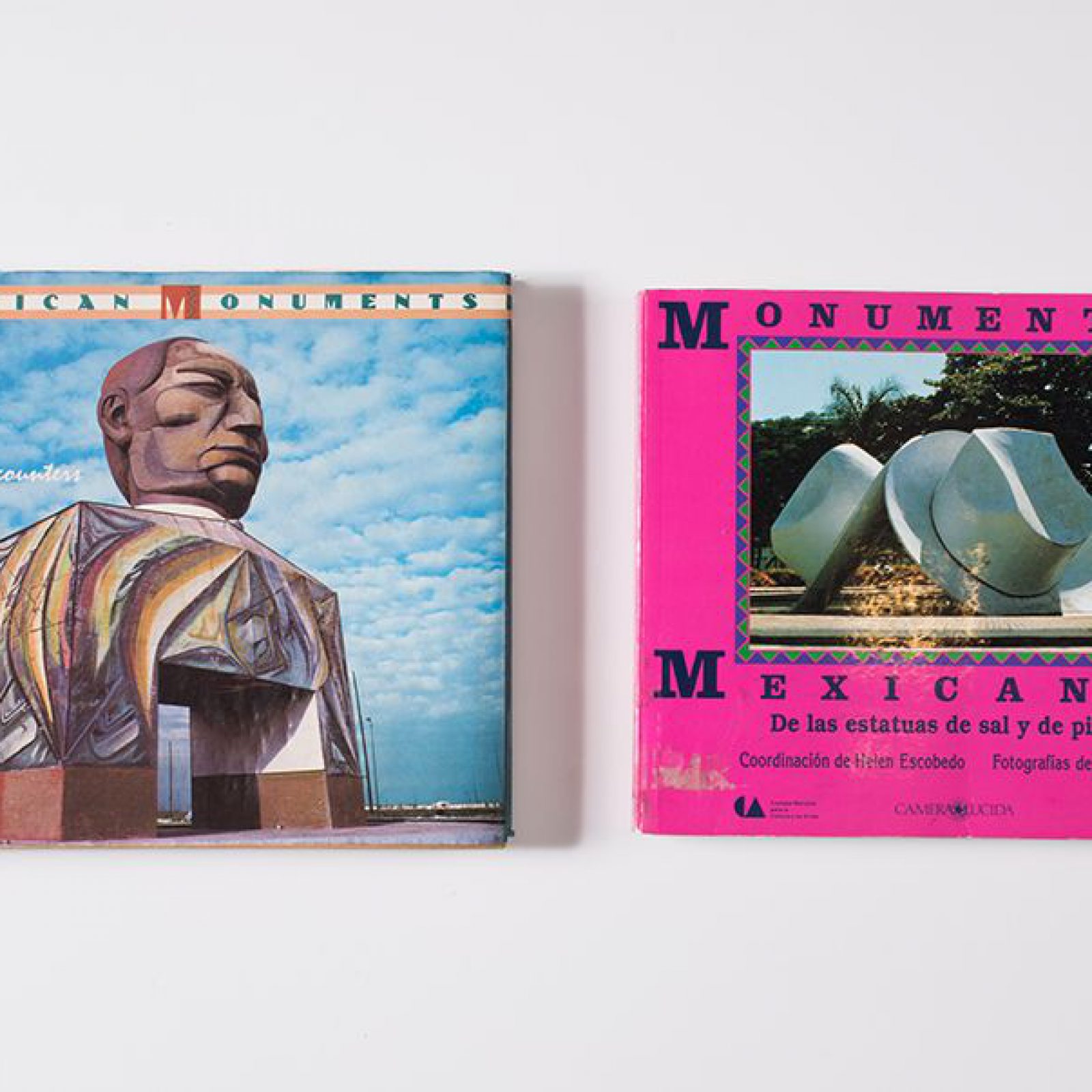 Mexican Monuments (1989) y Monumentos mexicanos (1992), de Helen Escobedo y Paolo Gori. Parte de la exhibición Monumentos, anti-monumentos y nueva escultura pública en el Museo de Arte Zapopan, Guadalajara, México. Foto: cortesía MAZ.