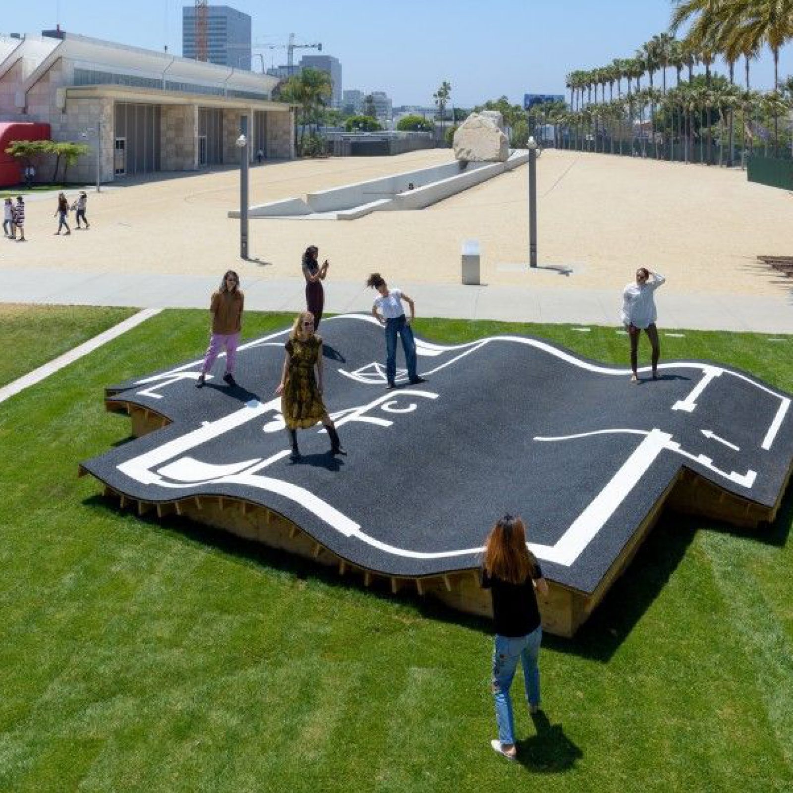 María Elena González, Magic Carpet/Home, 2003, 2017. Vista de la exhibición Home—So Different, So Appealing, Los Angeles County Museum of Art, 2017 © María Elena González. Foto: © Museum Associates/LACMA