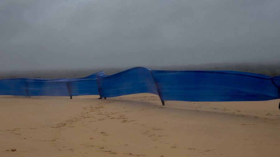 Registro de la performance El Fin del Mar (2017) de Miguel Braceli, en Santa Cruz de la Sierra, Bolivia. Foto: cortesía del artista.