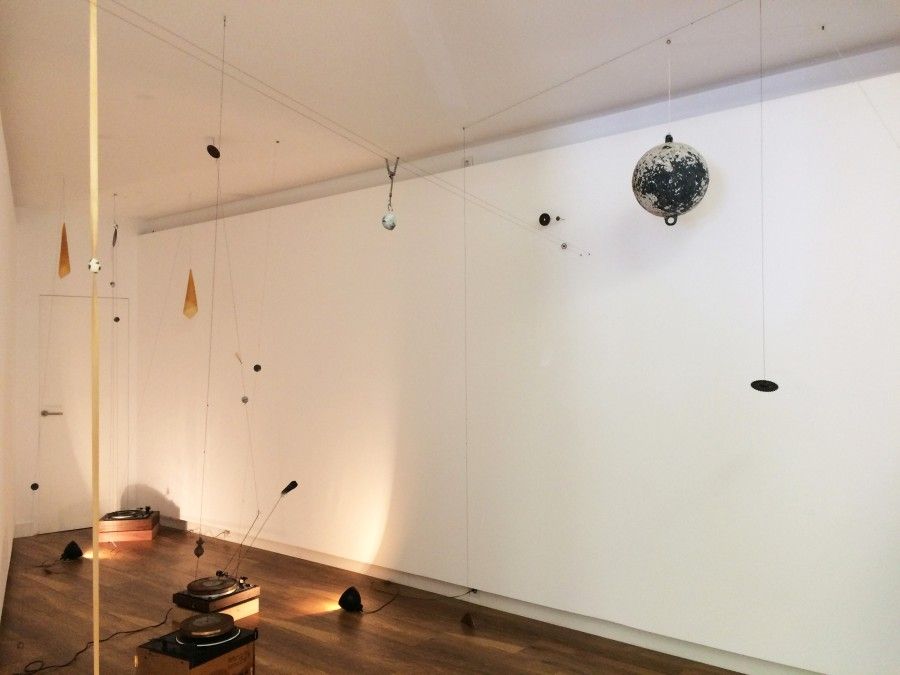 De la muestra 25 Esferas 7 Líneas, de María Edwards en galería Xavier Fiol, Madrid, 2017.