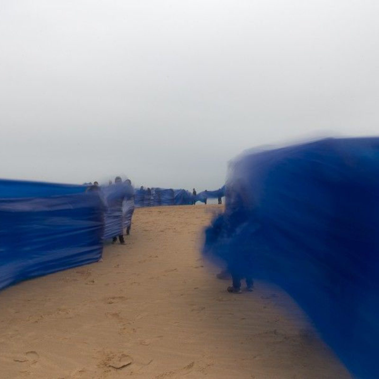 Registro de la performance El Fin del Mar (2017) de Miguel Braceli, en Santa Cruz de la Sierra, Bolivia. Foto: cortesía del artista.