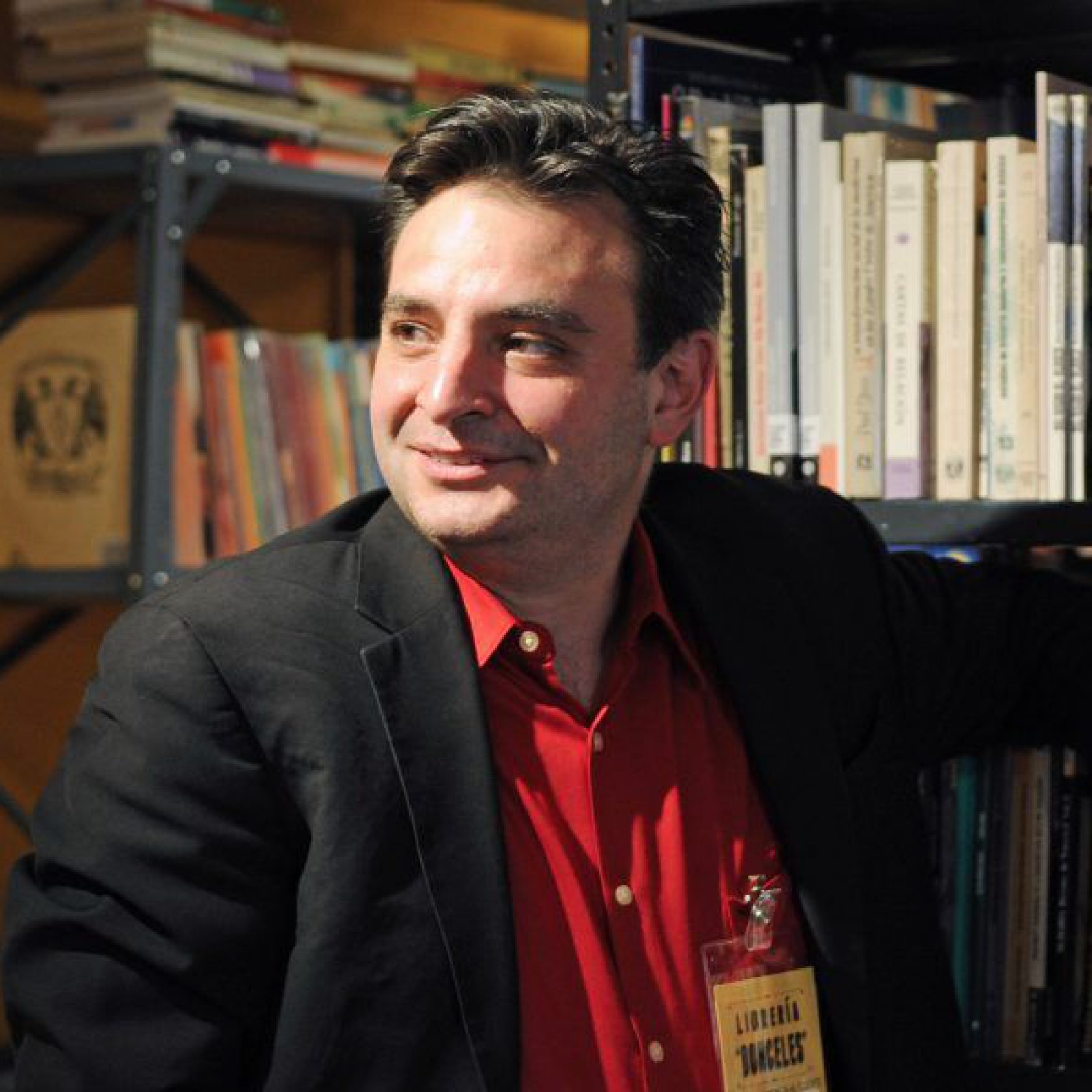 Pablo Helguera en una de las itinerantes Librería Donceles. Foto: Tim Trumble.