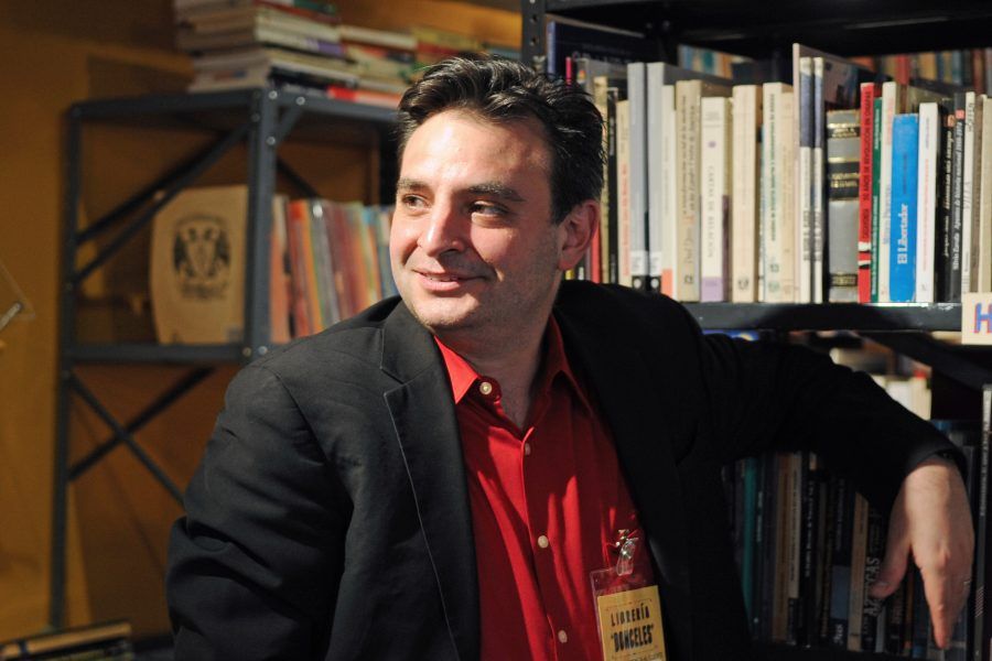 Pablo Helguera en una de las itinerantes Librería Donceles. Foto: Tim Trumble.
