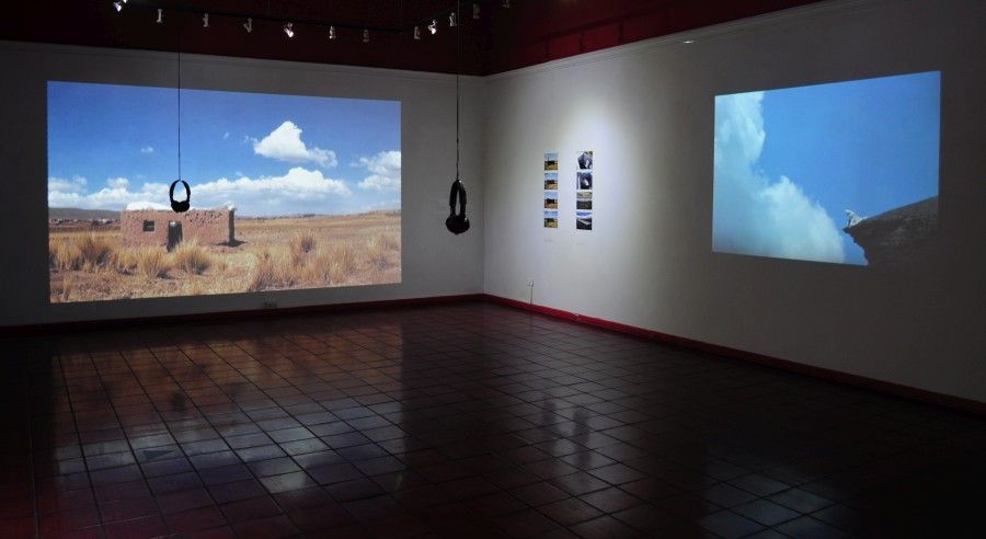 Vista de la exposición "RE[HABITAR]", de Liliana Zapata, presentada por CO galería en el Centro Cultural Montecarmelo, Santiago de Chile, 2017. Cortesía de la galería