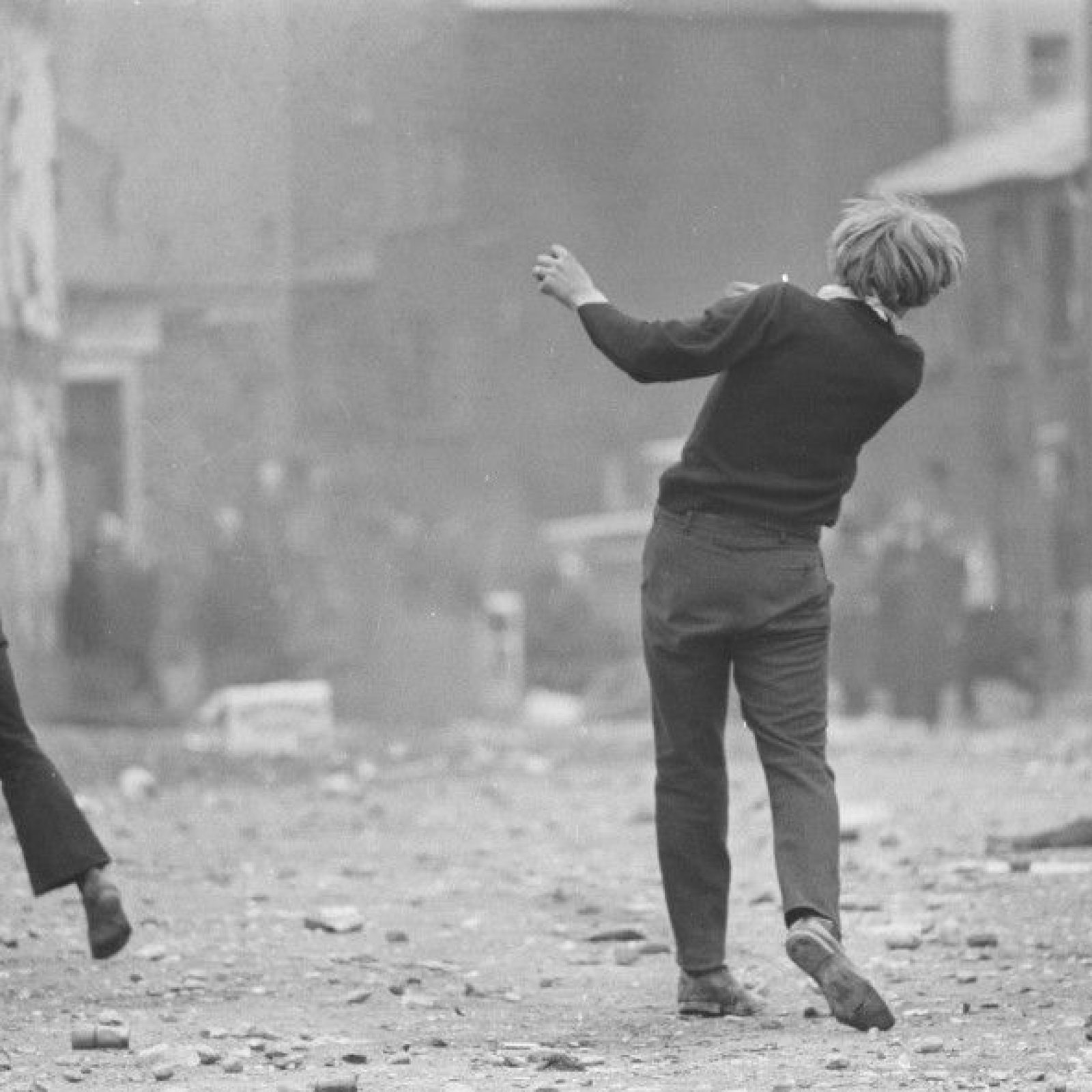 Gilles Caron. Manifestantes católicos, Batalla de Bogside, Derry, Irlanda del Norte, agosto 1969. © Gilles Caron / Fondation Gilles Caron / Gamma Rapho