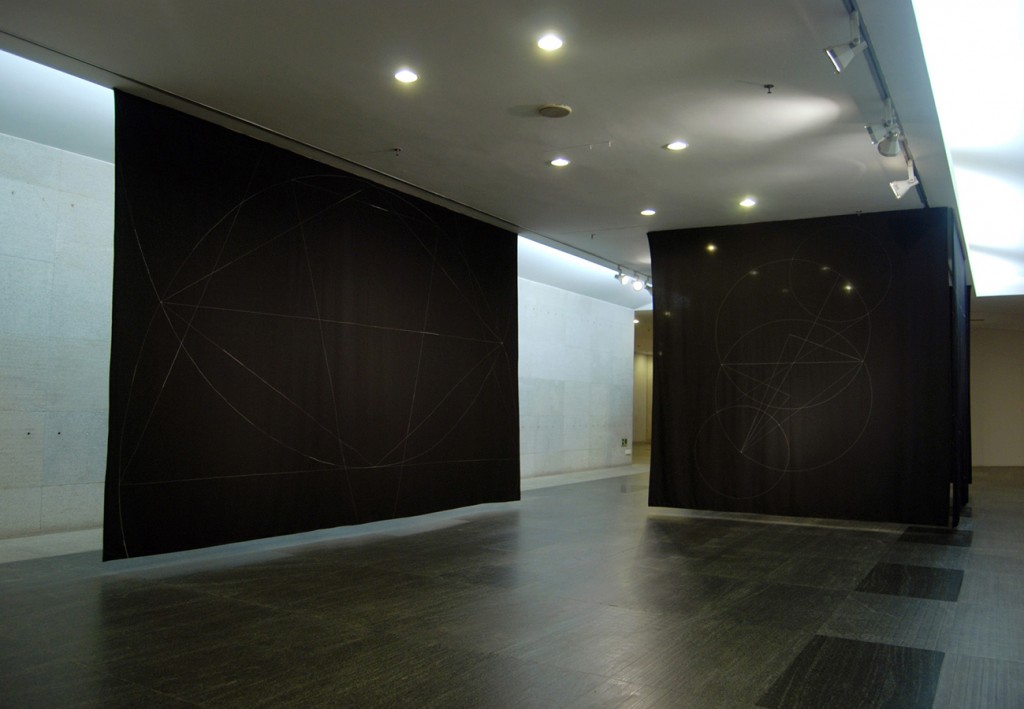 Felipe Mujica, No State, 2008, Tela e hilo de coser. Dimensiones variables. Instalación en la Tercera Trienal de Gaungzhou, Museo de Arte de Guangdong, Gaungzhou. Cortesía del artista
