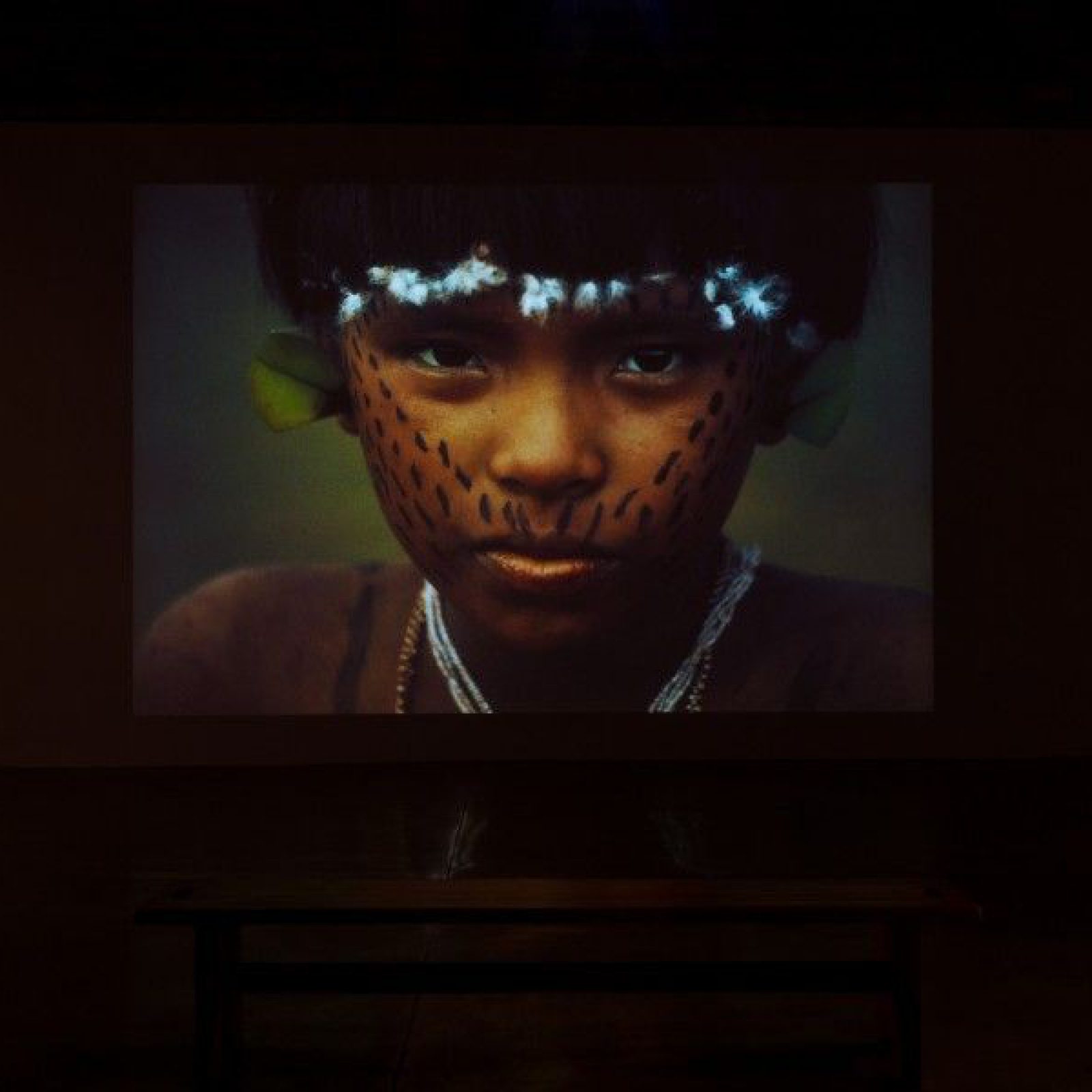 Claudia Andujar. Vista de la exposición "Nada levarei quando morrer, aqueles que me devem cobrarei no inferno", en el Galpão VB, Sao Paulo, 2017. Foto: Pedro Napolitano Prata