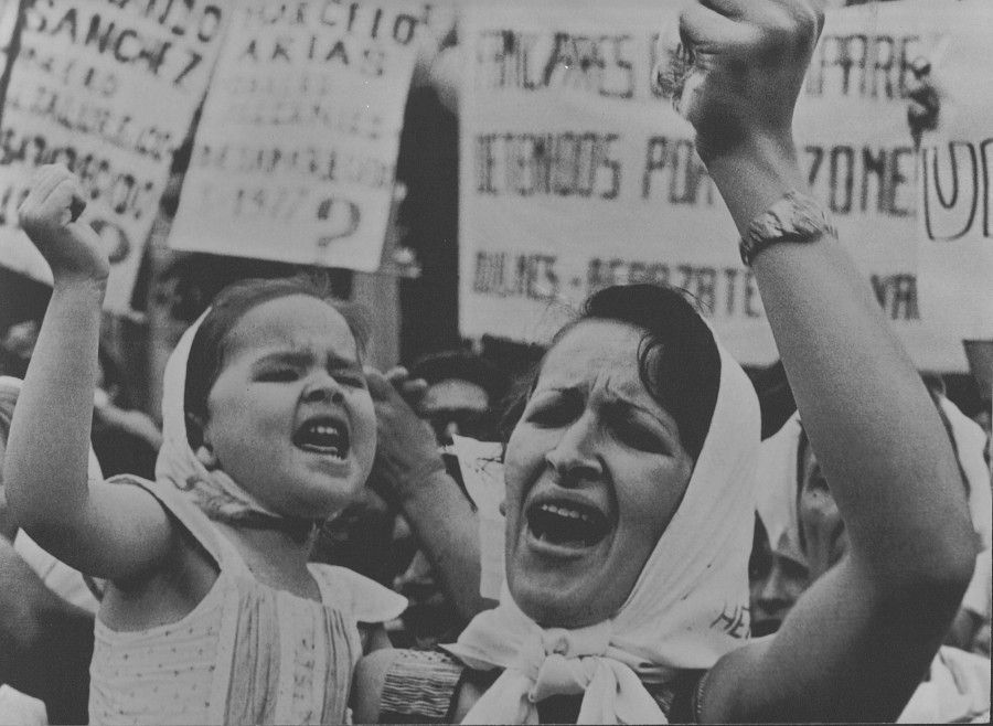 Adriana Lestido, Madre e Hija de Plaza de Mayo, 1982. Cortesía: UNTREF
