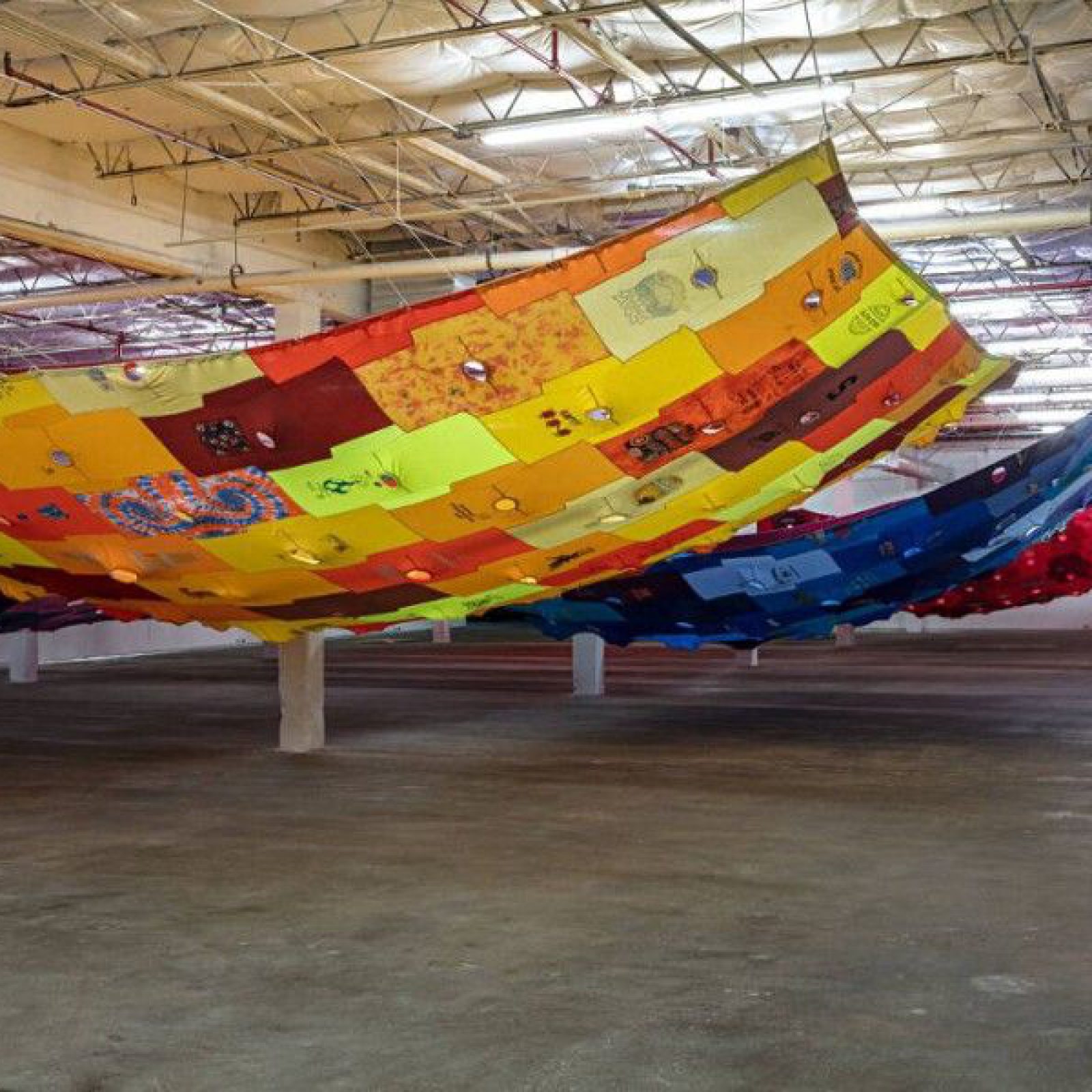 Vista de la exposición "Bara, Bara, Bara", de Pia Camil, en Dallas Contemporary, Texas, EEUU, 2017. Foto cortesía de Dallas Contemporary y la artista
