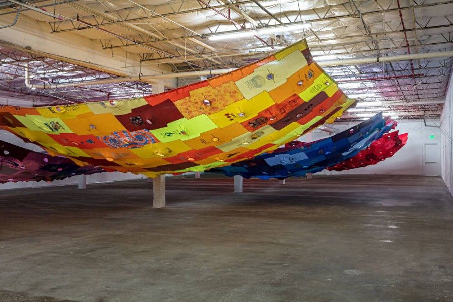 Vista de la exposición "Bara, Bara, Bara", de Pia Camil, en Dallas Contemporary, Texas, EEUU, 2017. Foto cortesía de Dallas Contemporary y la artista