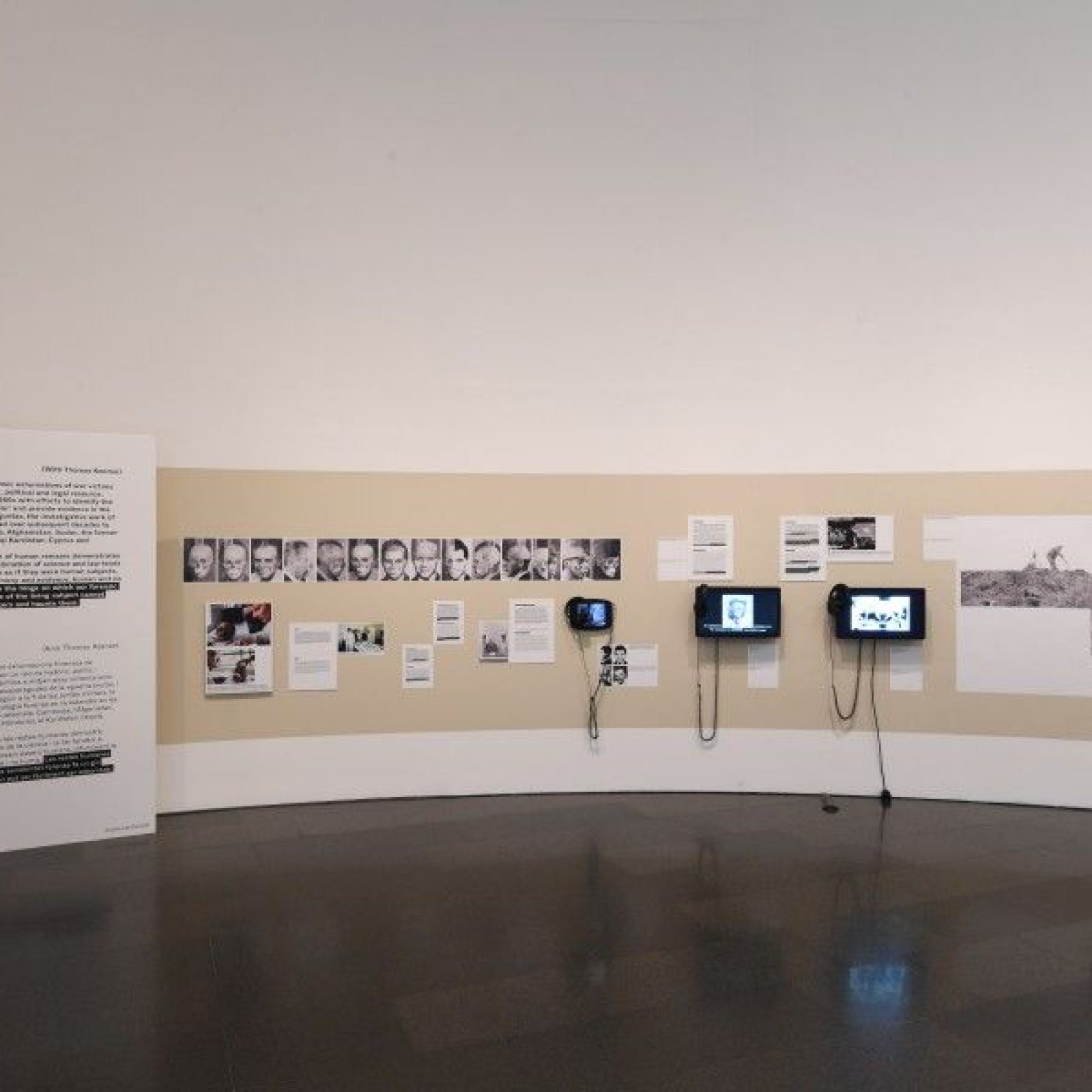 Vista de la exposición “Forensic Architecture. Hacia una estética investigativa”, en el MACBA, Barcelona, 2017. Foto: Miquel Coll