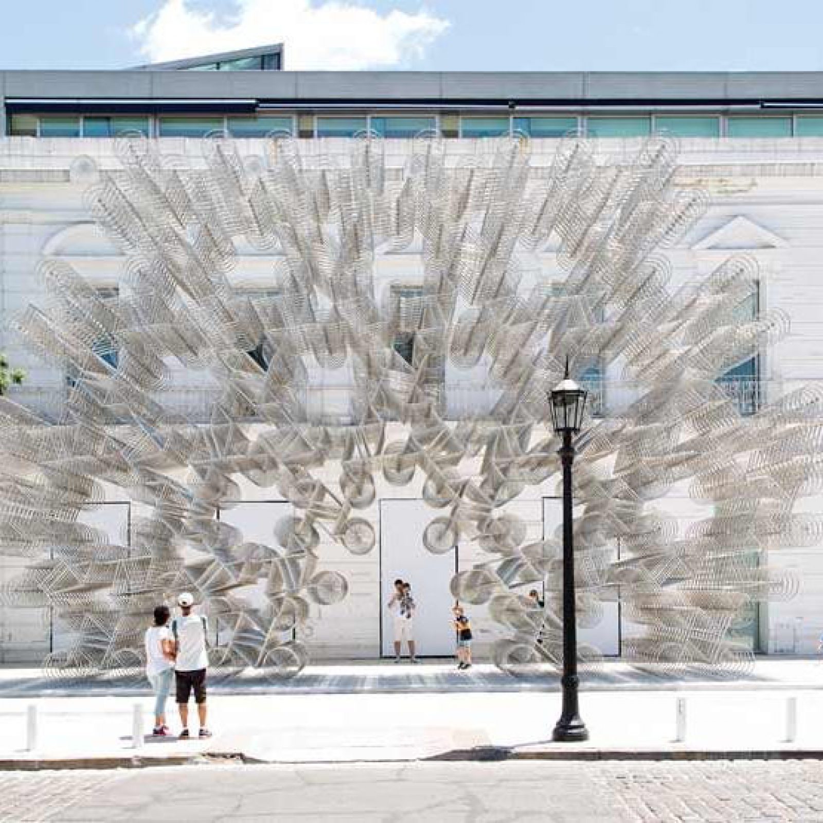 Ai Weiwei, “Forever”, 2015, 1254 bicicletas de acero, 950 x 1600 x 290 cm. Foto: Gian Paolo Minelli. Explanada de la Fundación Proa, 2017-2018