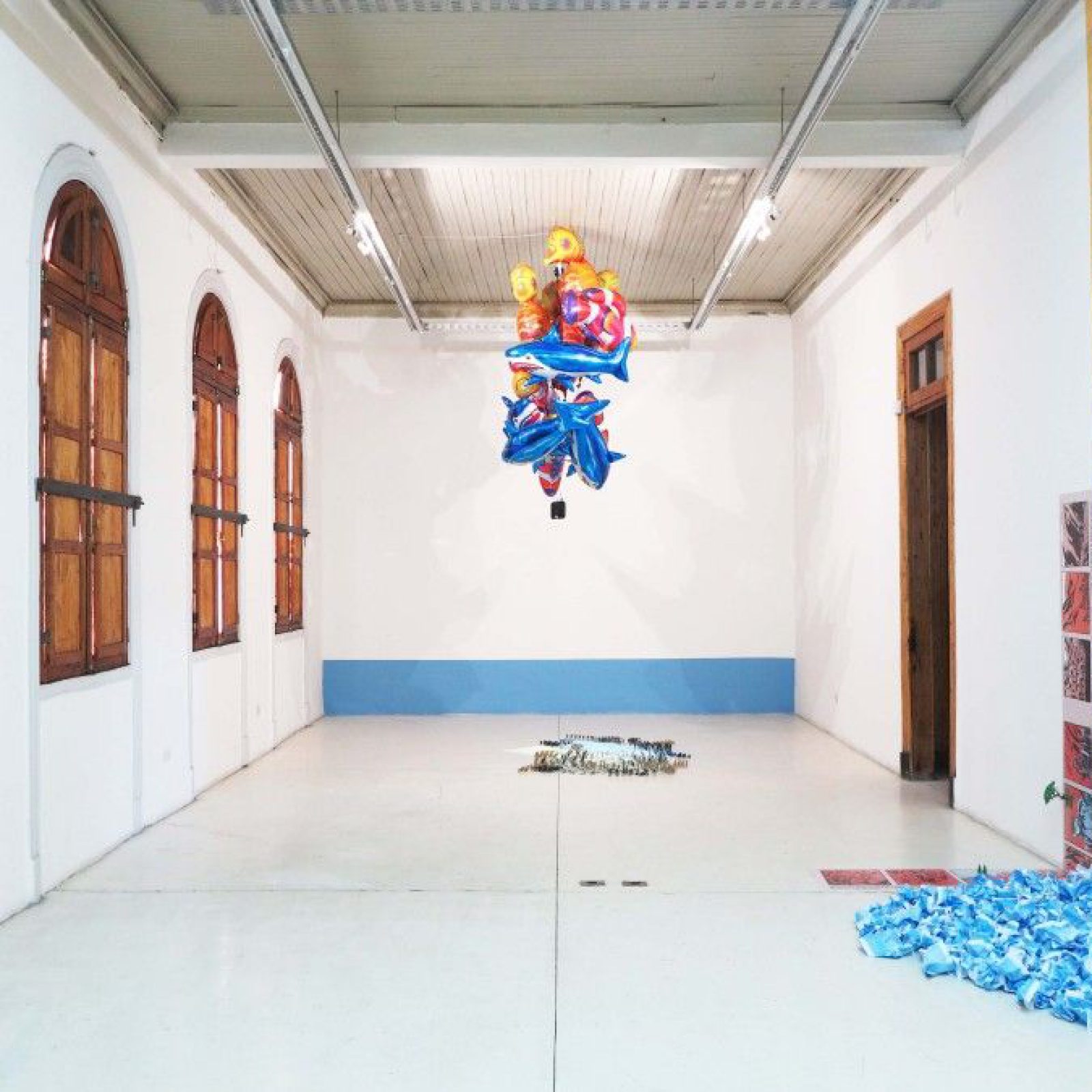 José Luis Falconi. Vista de la exposición "Línea de defensa (Tres emboscadas del paisaje)", en Die Ecke Arte Contemporáneo, Santiago de Chile, 2017. Cortesía: Die Ecke