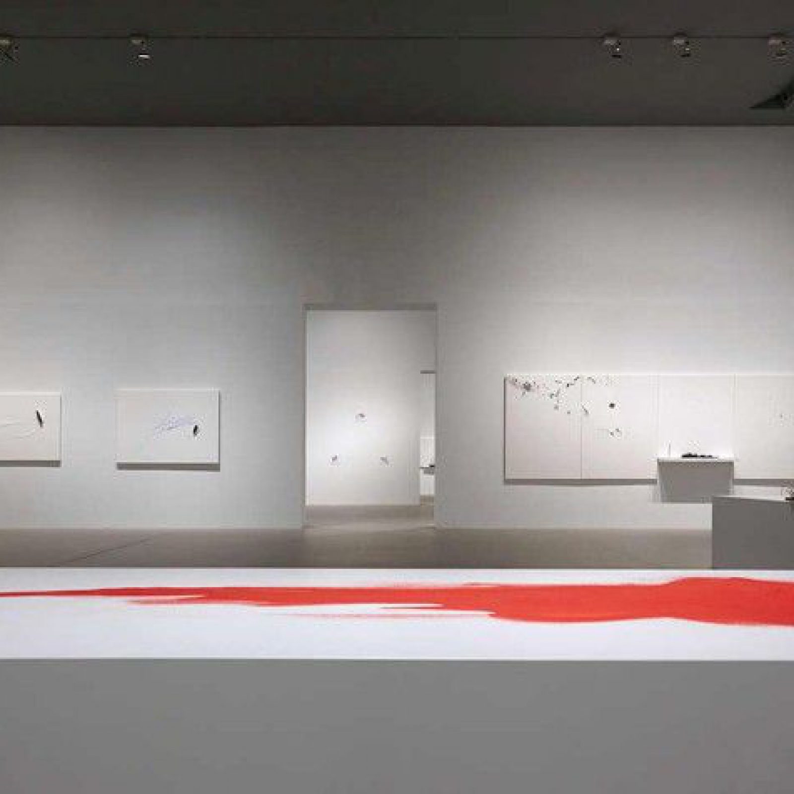 Vista de la exposición "Liliana Porter. Diálogos y desobediencias", en Artium | Centro-Museo Vasco de Arte Contemporáneo, España, 2017. Foto cortesía de Artium