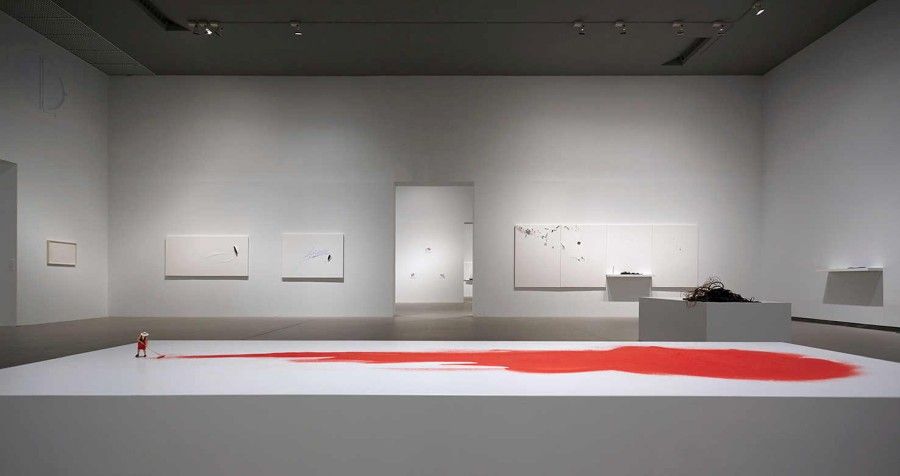 Vista de la exposición "Liliana Porter. Diálogos y desobediencias", en Artium | Centro-Museo Vasco de Arte Contemporáneo, España, 2017. Foto cortesía de Artium