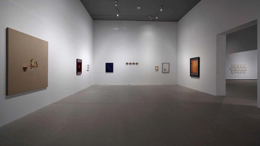 Vista de la exposición "Liliana Porter. Diálogos y desobediencias", en Artium | Centro-Museo Vasco de Arte Contemporáneo, España, 2017. Foto cortesía de Artium