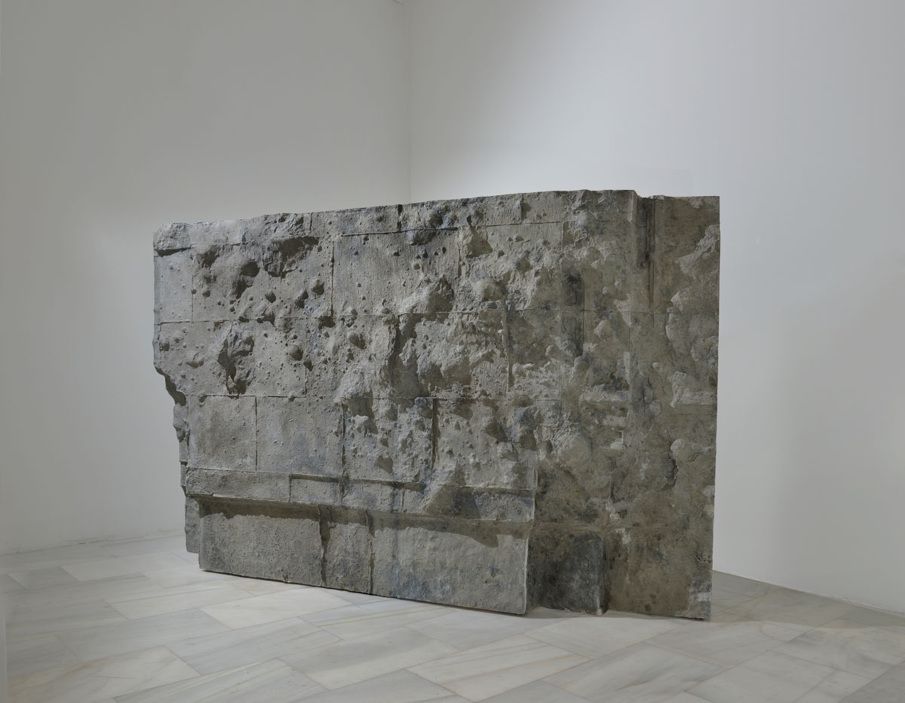 Marco Godoy, De Lo que no hemos hablado aún, 2013, molde de un muro dañado durante la Guerra Civil Española, resina, 2 x 3 metros. Cortesía del artista