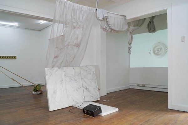 Maria Karantzi, Autorretrato con mármol, 2014, óleo sobre plumavit, cortinas, proyección, dimensiones variables. Cortesía de la artista y Local Arte Contemporáneo