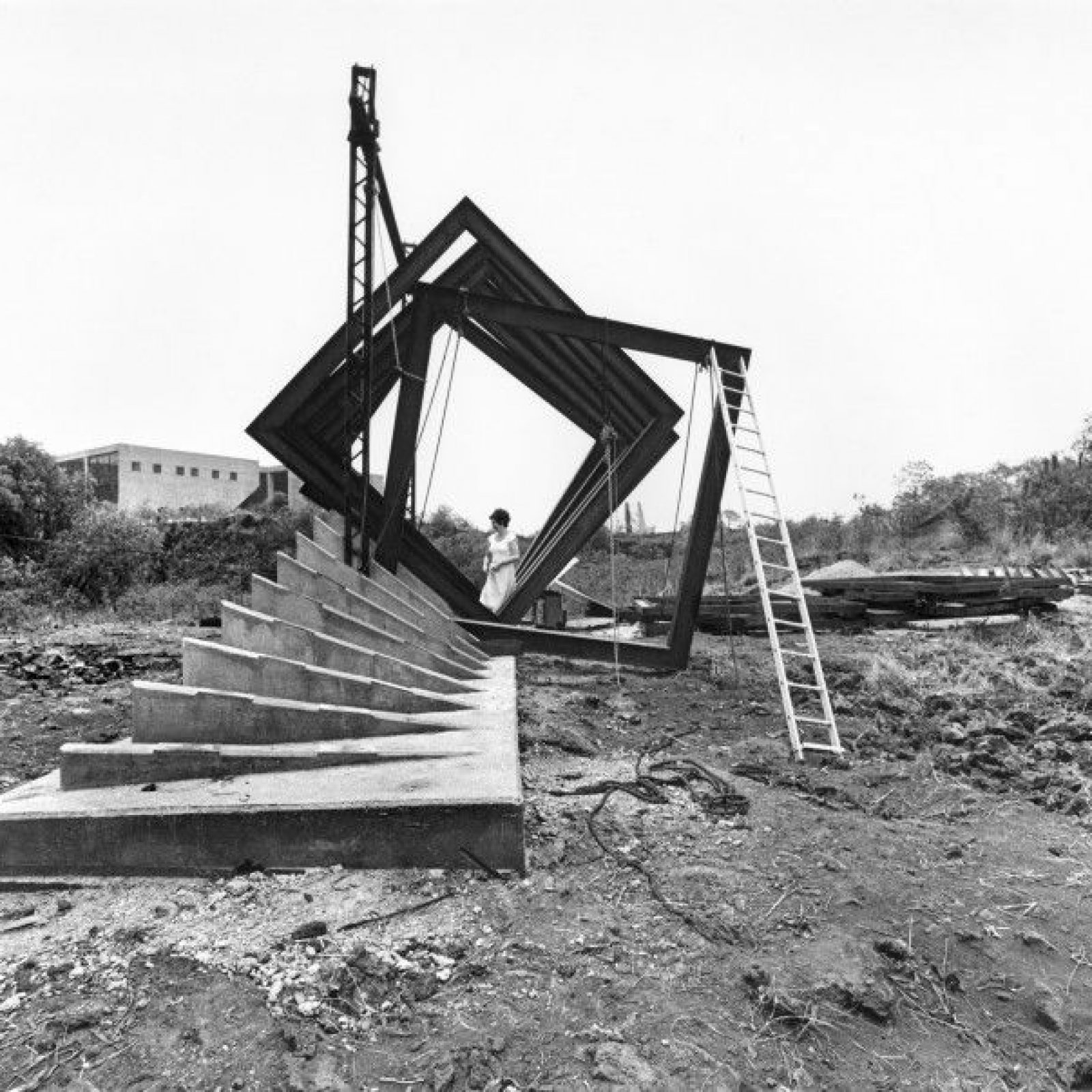 Fotógrafo no identificado, Helen Escobedo supervisando construcción de Cóatl en Ciudad Universitaria, 1979–1980. Fondo Helen Escobedo, Centro de Documentación Arkheia, MUAC – UNAM