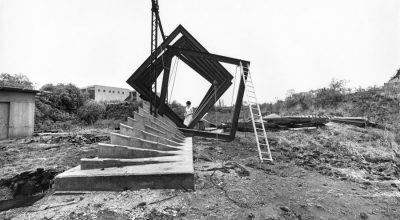 Fotógrafo no identificado, Helen Escobedo supervisando construcción de Cóatl en Ciudad Universitaria, 1979–1980. Fondo Helen Escobedo, Centro de Documentación Arkheia, MUAC – UNAM