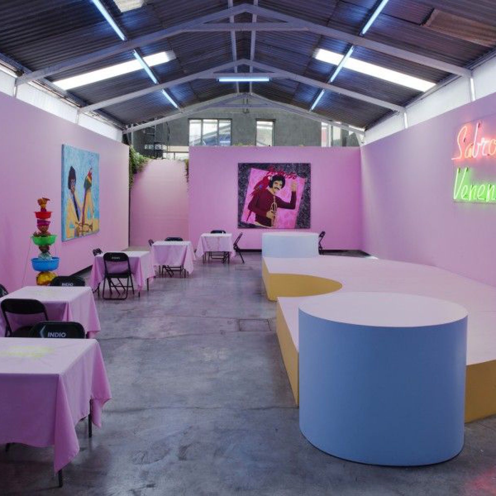 Vista de la exposición "Sabroso Veneno", de Radamés "Juni" Figueroa, en Anonymous Gallery, Ciudad de México, 2017. Foto cortesía de la galería