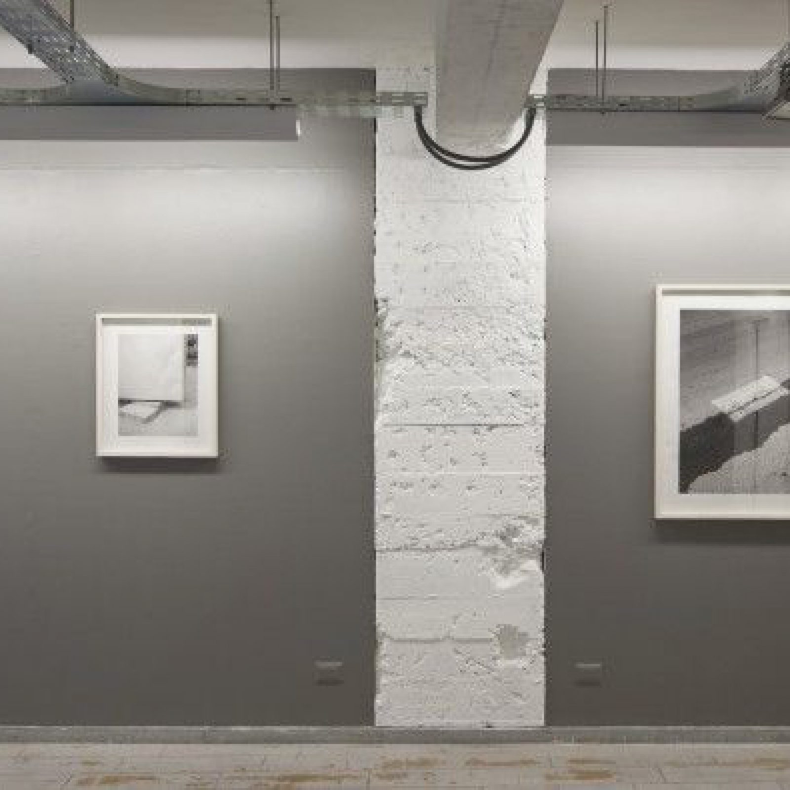 Sebastián Mejía, vista de la exposición "Intervalo peatonal", en Metales Pesados Visual, Santiago de Chile, 2017. Cortesía del artista